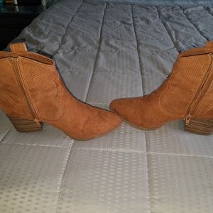 Roebuck&Co tan ankle boots